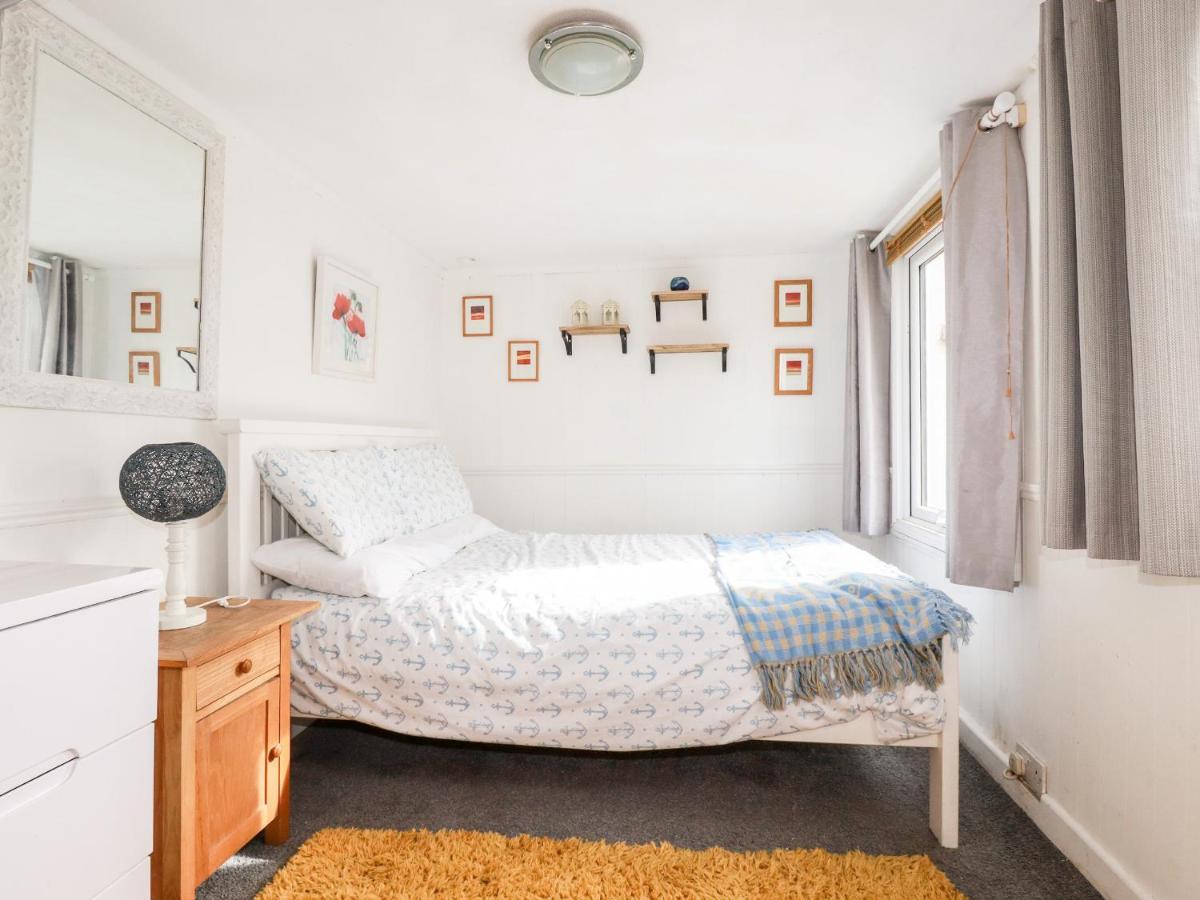 The Moonbeach Cabin Gorran Haven Екстериор снимка